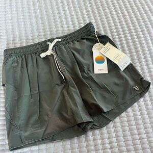 Vuori Men’s Course Run Short in Dusty Pine. Size M. NEVER WORN. NEW W TAGS